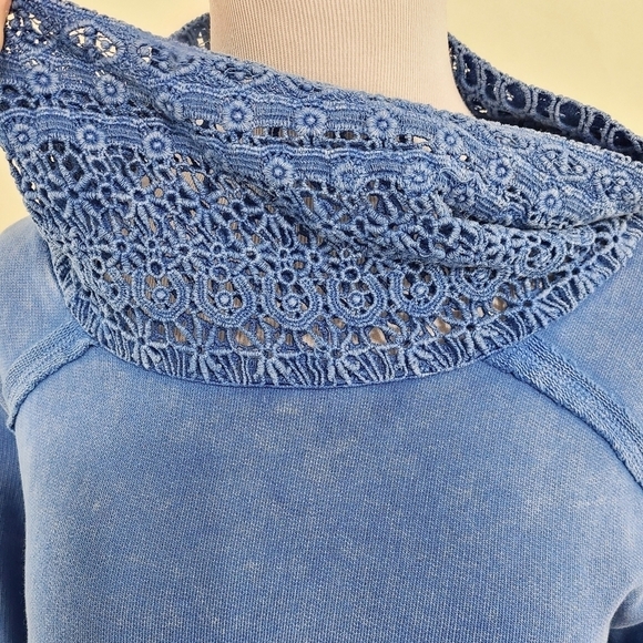 Soft Surroundings Lace Cowl Pullover Blue Terry EUC Medium - Picture 5 of 7